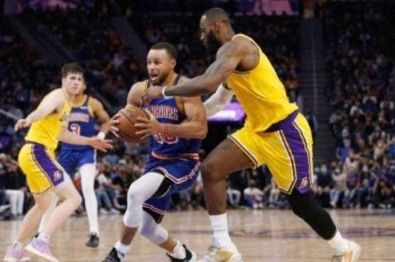 LeBron James y Stephen Curry disputando un balon.