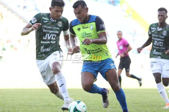 Mario Martínez salió de la cancha e ingresó Altamirano. Foto: David Romero.
