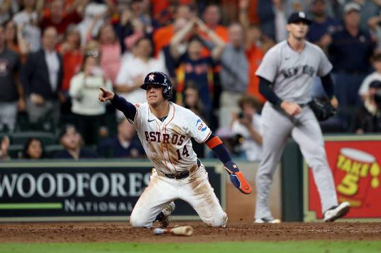 Mauricio Dubón pudo ser el héroe de los Astros ante los Yankees, pero no pudo lograron en esta jugada en la novena entrada. Foto: AFP