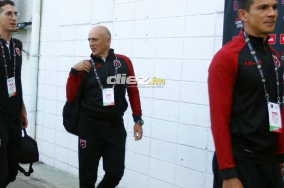 Fabián Coito haciendo su ingreso al estadio Morazán de San Pedro Sula. FOTO: Neptalí Romero.