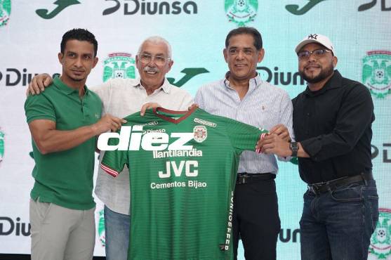 Mario Berríos estuvo en la presentación oficial de Manuel Keosseián como el DT de los verdes de Marathón. Foto: Mauricio Ayala.