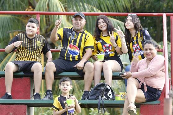 Gran ambiente el que se vive en el Rubén Deras por la llegada del Real España.