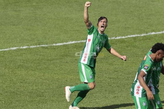Álvaro Klusener anotó cuatro goles en los primeros 30 minutos del segundo tiempo. FOTOS: Neptalí Romero