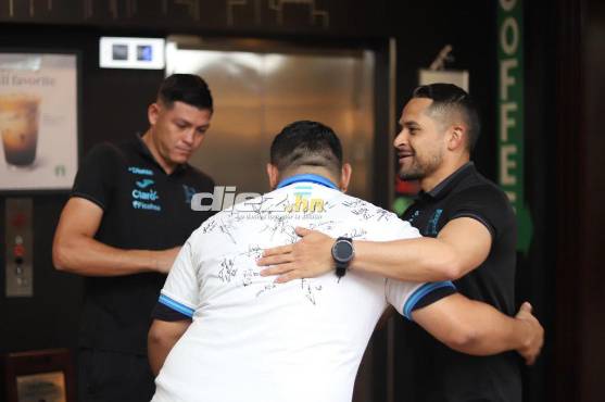 Ricardo saludando a Omar Elvír, lateral de la Selección Nacional. Foto: Mauricio Ayala, enviado especial.