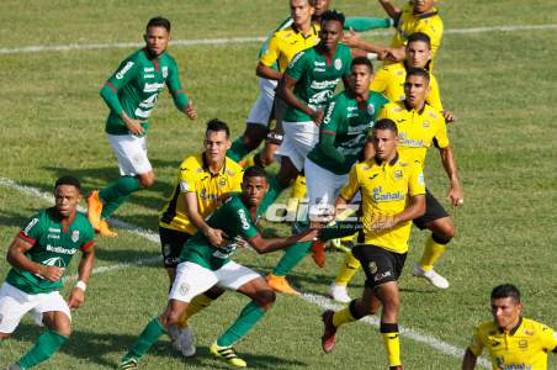 Real España le está ganando al Marathón en el Yankel Rosenthal. Fotos Neptalí Romero y Melvin Cubas.