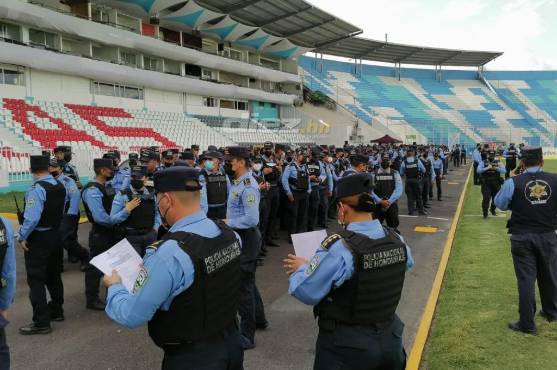 Cientos de agentes policiales resguardan al complejo capitalino para brindar seguridad a los aficionados.