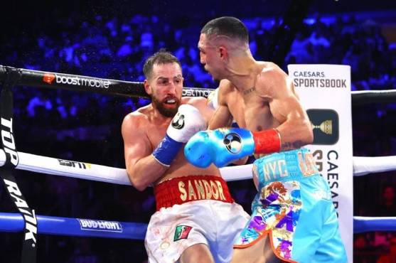 ¡Honduras celebra! Teófimo López, en decisión dividida, venció al español Sandor Martín y da paso gigante en el superligero