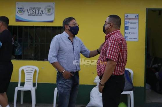 Salomón Nazar y Jhon Jario López platicando en la previa del Honduras vs Victoria.