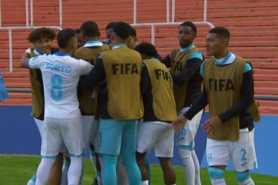 Toda la banca de Honduras se fue con Marco Aceituno tras su gol al minuto 5 ante Gambia.