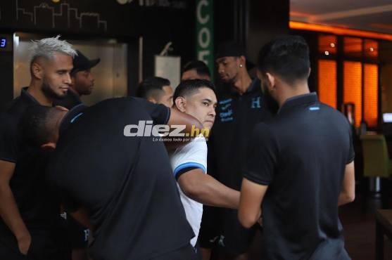 Los futbolistas hondureños le regalaron un tiempo a Ricardo Izaguirre para darles su firma y tomarse algunas fotos. Imagen: Mauricio Ayala, enviado especial.