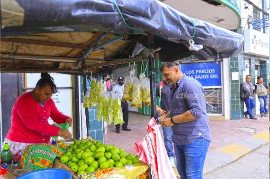 El Tato es constantemente saludado por los locales de Siguatepeque. El charrúa se siente en casa. FOTO: Neptalí Romero