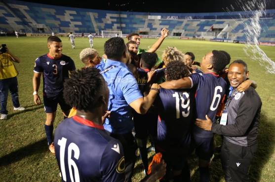 Así celebraron los dominicanos el triunfo en el estadio Nacional.