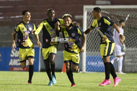 Génesis sorprendió goleando al Vida de Héctor Vargas en una noche inspirada del paraguayo Roberto Moreira