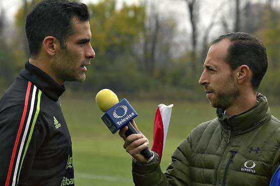 Mauricio Ymay entrevistando a Rafa Márquez cuando trabajaba para Televisa.