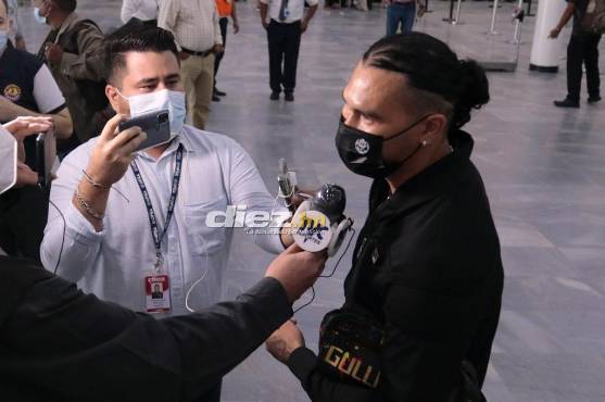 Gullit Peña llegó muy alegre y con ganas de entrar a la cancha y ayudarle a los suyos.