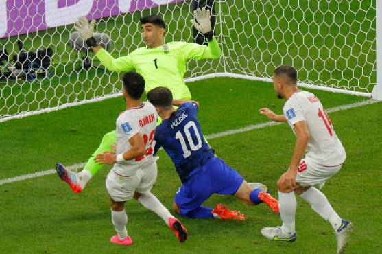 Estados Unidos, con gol de Pulisic, derrota a Irán y se clasifica a los octavos de final del Mundial de Qatar