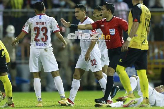 Real España no logra abrir el cerrojo blanco y ha tenido que acudir a las faltas. Fotos Neptalí Romero, Jeffry Ayala, Joseph Amaya y Melvin Cubas.
