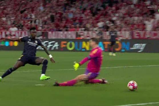 Vinicius definiendo contra Manuel Neuer.