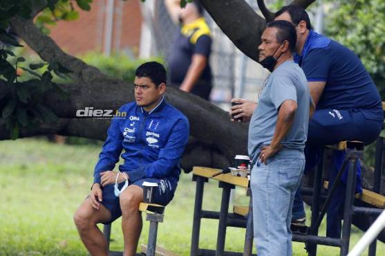 Luis Alvarado, técnico de la Sub-17, estuvo pendiente del juego Real España-Marathón.