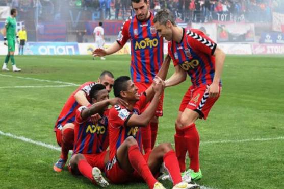 El “Cocherito” celebrando su gol con sus compañeros del Veria.