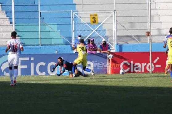 Le picó el balón y Menjívar lo derribó: el penal transformado en gol por Damín Ramírez que adelantó al Victoria ante Olímpia