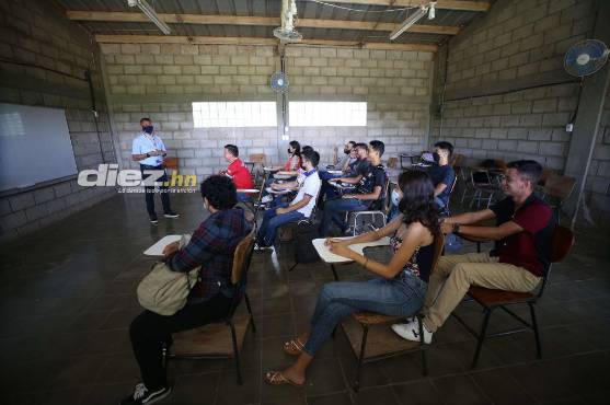 José Rivera se destaca como maestro por la mañana en la Universidad Nacional Autónoma. Foto: Andro Rodríguez