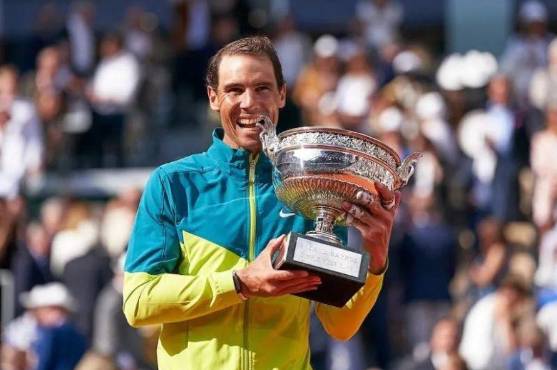Rafael Nadal levantando titulo de Roland garros.