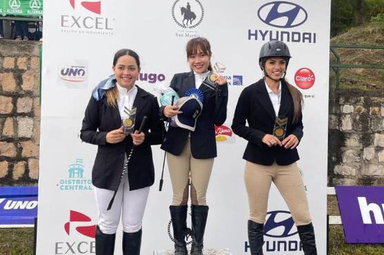 Ellas fueron las chicas que hicieron podio en la categoría novatos mayores.