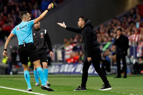 ¿Se pierde el clásico? Sale a la luz el acta arbitral sobre la expulsión de Xavi en el Atlético-Barcelona: “Realizó gestos...”
