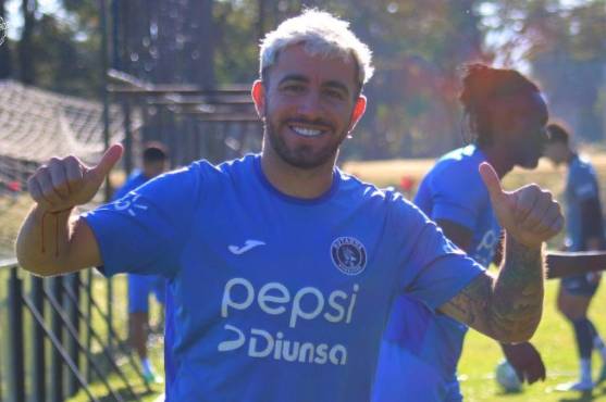 El delantero argentino, Agustín Auzmendi, dice que se queda en Motagua.