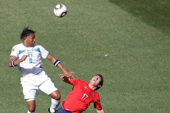 Alexander dice que maneja el juego aéreo como el legendario Carlos Pávón.