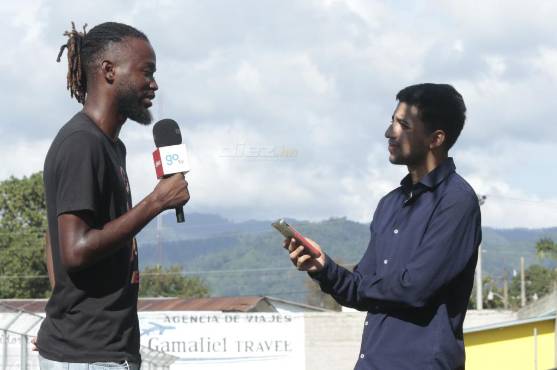 Geovany Martínez en entrevista con el periodista de DIEZ, Omar Gutiérrez. FOTOS: Neptalí Romero