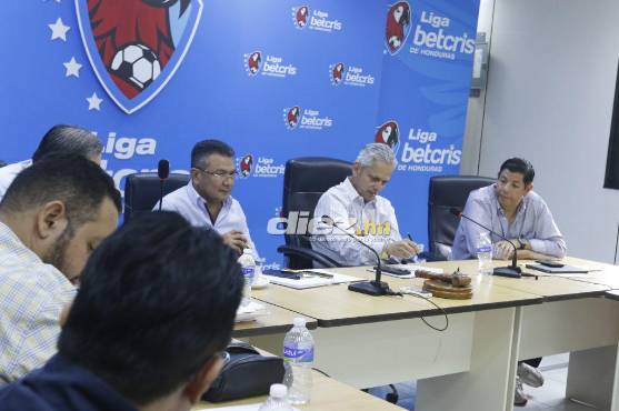 Reinaldo Rueda estuvo reunidos con directivos de la Liga Nacional. Foto Diez: Neptalí Romero.