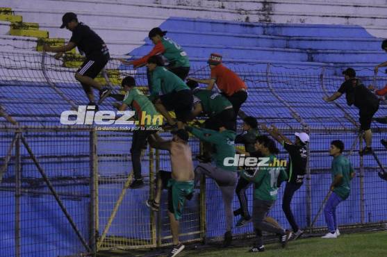 Aficionados de Marathón invadieron la cancha del Olímpico en pleno partido para lanzar de todo a algunos hinchas del Real España que se metieron al estadio.