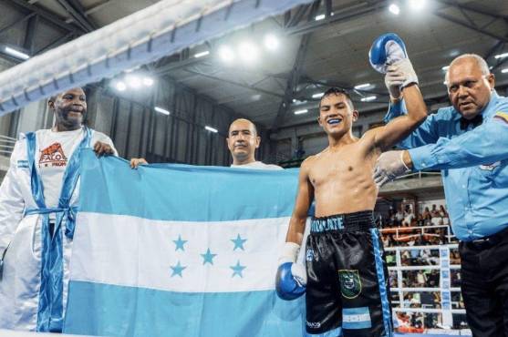 Gerardo “El Chocolate” Sánchez junto a la bandera de Honduras luego de una victoria. FOTO: Cortesía.
