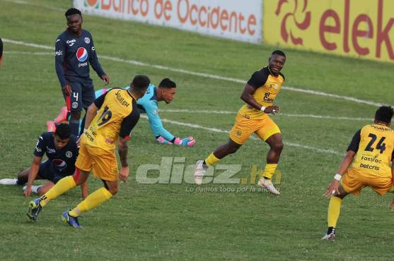 ‘Chapetilla’ saca a bailar a Decas y Lacayo marcó el segundo de Real España gracias al ‘regalito’ del portero Marlon Licona