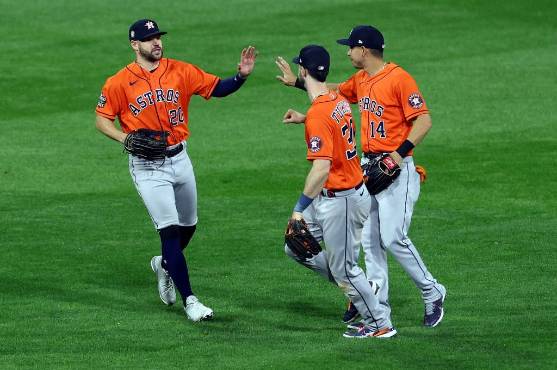 Mauricio Dubón celebrando el triunfo junto a Kyle Tucker y Chas McCormick.