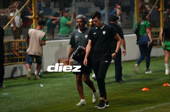El argentino Esteban Solari llega al banquillo de Pachuca. FOTO: Linda Kaesbohrer