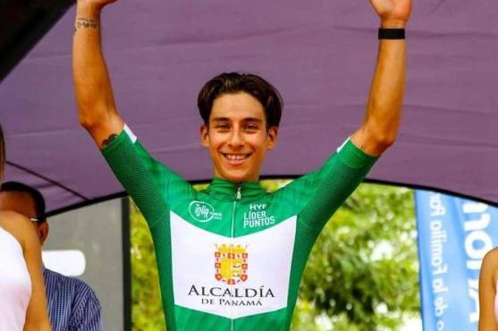 Luis López en el podio del Tour de Panamá 2022.
