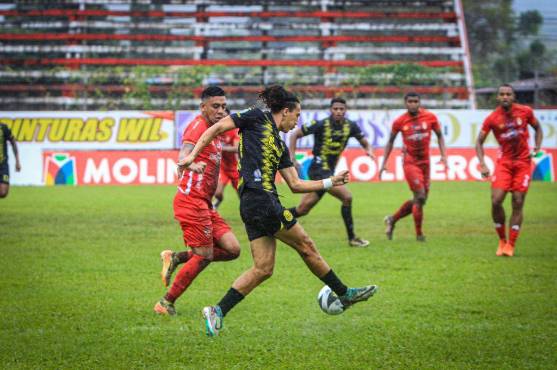 Real España doblegó a la Real Sociedad en su propia casa y los hunde en el sótano de la clasificación