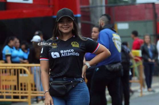 Los olimpistas se hacen sentir. Varios aficionados hondureños se miran en las afueras del Alejandro Morera Soto. FOTOS: Cortesía Alex Pérez, enviado especial de DIEZ.