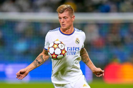 Kroos tiene 8 años jugando en el Real Madrid y su contrato vence en junio de 2023.