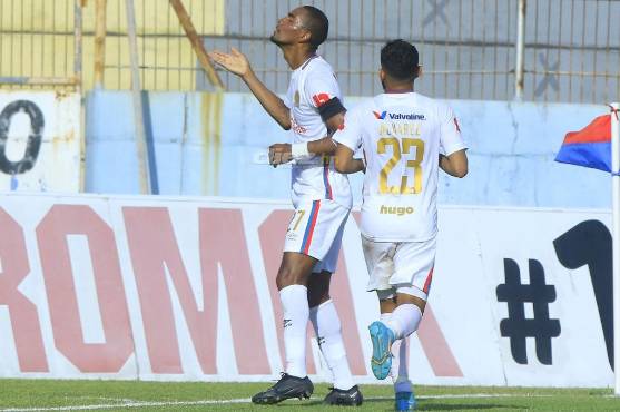 Jerry Bengston realizó su gol 155 en Liga Nacional en la cancha del Estadio Ceibeño. FOTO: Neptalí Romero