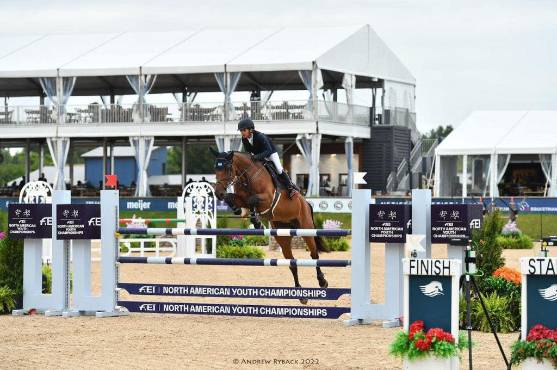 Lenir Alejandro montado en su yegua, Di Vadine, de pura sangre del criador holandés VDL.