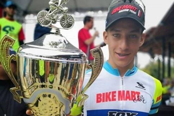 Luis López con el trofeo de la Vuelta Ciclística El Heraldo.