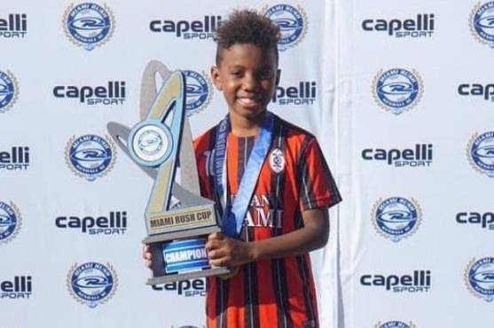 César Lionel Zúniga levantando una de las copas obtenidas con su club.