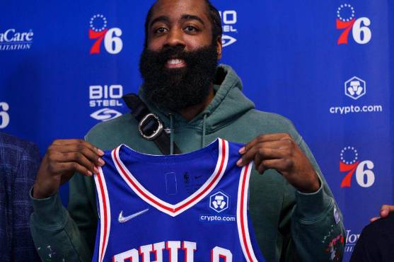 James Harden en su presentación con los Philadelphia 76ers.