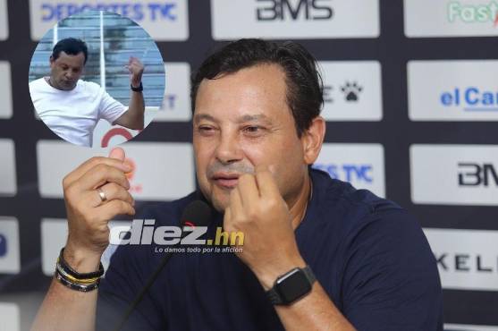 Jeaustin Campos explica el significado de su gesto al árbitro. Foto: Mauricio Ayala