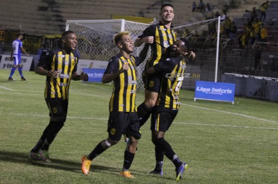 ¡Arrolló la Máquina! Real España impone respeto en La Ceiba goleando al Victoria y recuperando el tercer puesto