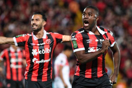 Joel Campbel en el min 5 puso la ventaja a Alajuelense, más todavía, ya que suponía un 4-0 momentáneo en el global de la eliminatoria.